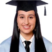 Graduada en Educación Primaria con la especialidad en música y graduada en el Conservatorio Profesional formada en piano.